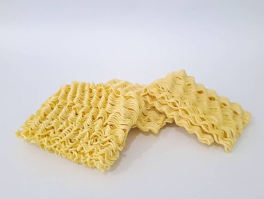 Metin için kopyalama alanı olan beyaz arkaplandaki ham hazır erişteler.