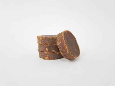 Palm şeker veya Jaggery beyaz arka plan üzerinde