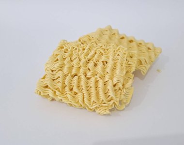 Metin için kopyalama alanı olan beyaz arkaplandaki ham hazır erişteler.