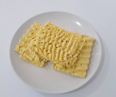 Metin için kopyalama alanı olan beyaz arkaplandaki ham hazır erişteler.