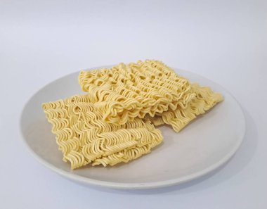 Metin için kopyalama alanı olan beyaz arkaplandaki ham hazır erişteler.