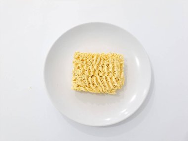 Metin için kopyalama alanı olan beyaz arkaplandaki ham hazır erişteler.