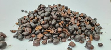 Kırılmamış çekirdekleri ve kalın kabukları olan çekirdek çekirdekleri