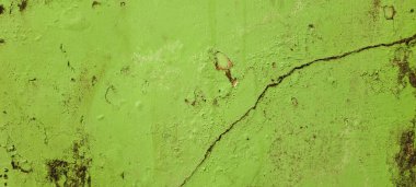 Endüstriyel binada çatlak olan beton yeşil duvar.