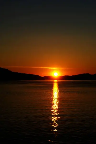 Gölün üzerinde gün batımı, güzel dijital fotoğraf