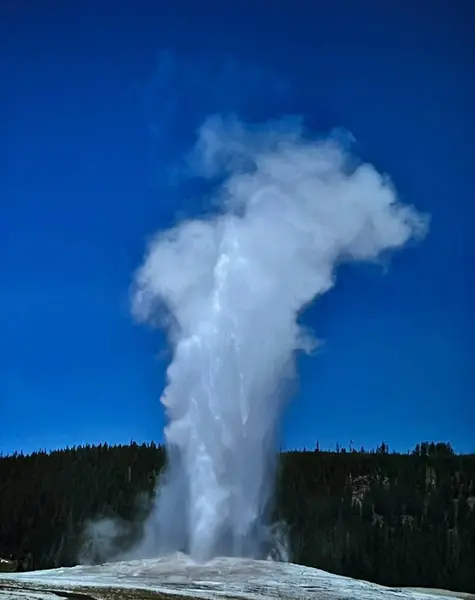 Dağlarda güzel bir şelale