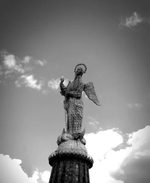 Ropadsk, Rusya 'daki şehrin arka planında bir kadın heykeli.