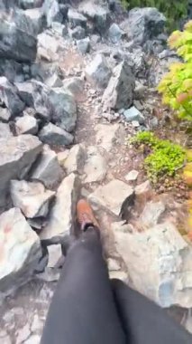 Dağlarda yürüyüş yapan bir kadın.