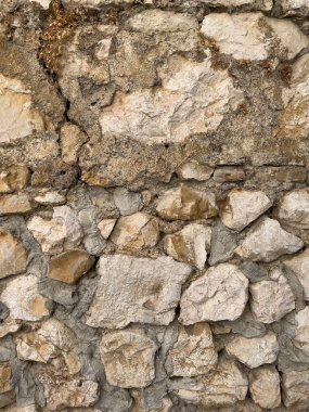 Kaba ve çatlak bir taş duvarın oldukça detaylı dokusu. Dijital sanat, grafik tasarım ve mimari referanslar için çok yönlü bir arkaplan.