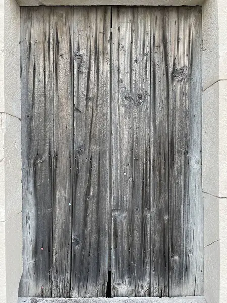 Derin tahıl ve dokuya sahip kırsal gri ahşap bir pencereye yakın plan, arka plan, kırsal tasarımlar ve klasik sahneler için uygun..