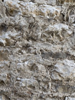 Doğal gri taşlar bir araya gelerek ham, organik yüzey şekillerini gösteriyor.