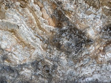 Katmanlı katmanlı kaya dokusu, doğal mineral desenleri ve özgün jeolojik şekiller arka planlar için idealdir.