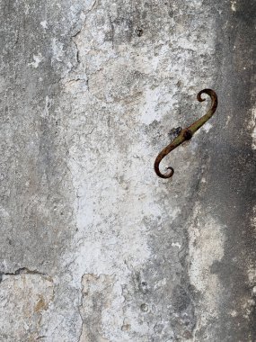 Eskimiş boya ve metal kancalı desenli taş duvar, yaratıcı arka planlar ve sıkıntılı yüzey efektleri için harika..