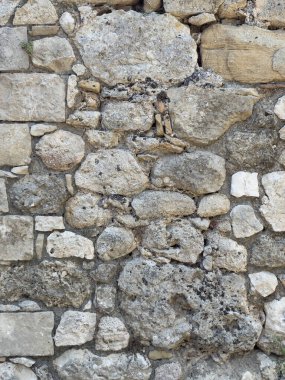 Düzensiz bej taşları ve doğal havası olan antik taş duvar dokusu. Tasarım geçmişi, oyun ortamları veya tarihsel görseller için mükemmel.