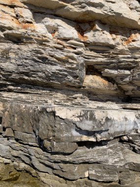 Tortul kaya oluşumu. Katmanlı desenli ve doğal renk tonlarına sahip tortulu tortulu kayaların jeolojik yapısı, dokular için mükemmel. Yüksek kalite fotoğraf