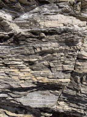 Yatay kaya katman dokusu. Doğal kayalık oluşumunda yatay taş katmanları jeolojik desenleri ve renkleri gösteriyor. Yüksek kalite fotoğraf