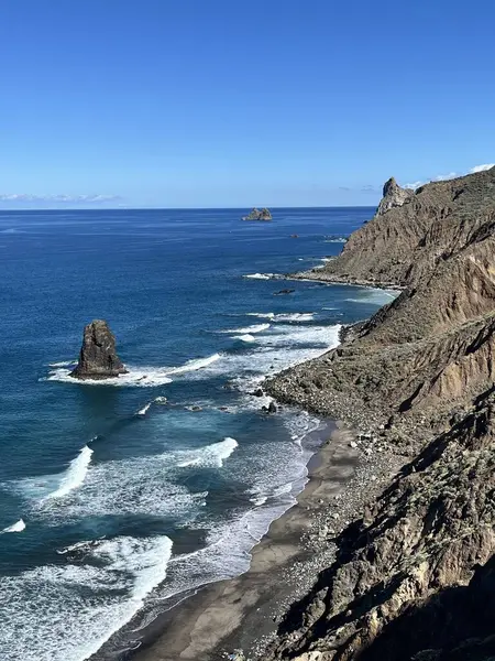 Kuzey Tenerife, İspanya 'nın vahşi Atlantik kıyı şeridi volkanik uçurumlar, siyah kumsal ve turkuaz okyanus dalgaları. Kanarya Adaları 'nın uzak ve dramatik doğal manzarası.