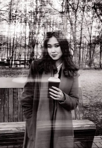 Kadın Kahve Parkı Benç Portresi