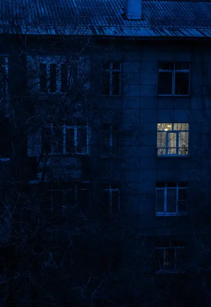 Yalnız Aydınlık Pencere Karanlık Bina