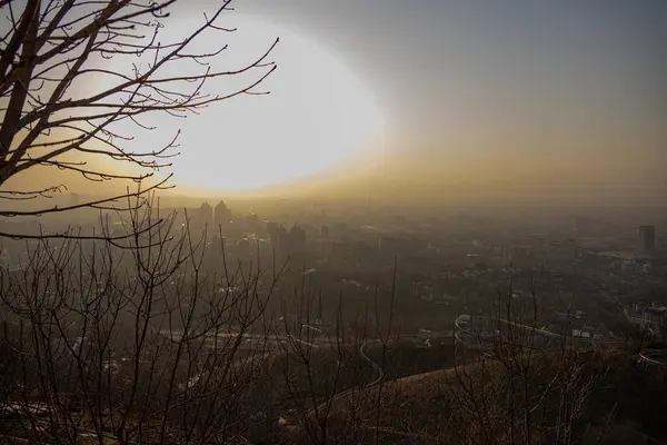 Almaty Şehri Üzerinde Sisli Gün Batımı