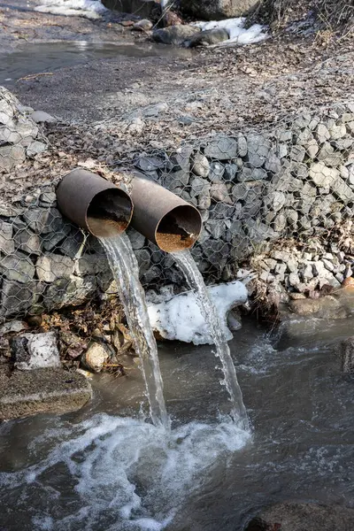 İki Borudan Su Akıyor