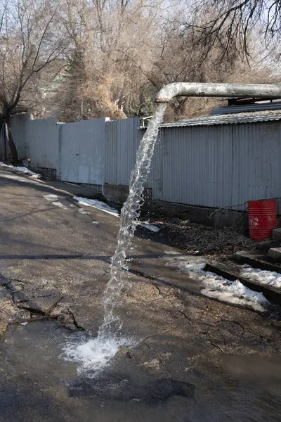 Endüstriyel Boru 'dan Cadde' ye su boşaltma