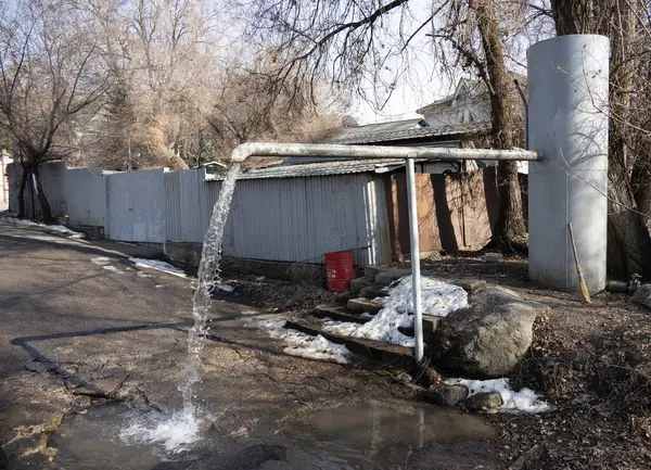 Şehir Borusundan Su Akıyor