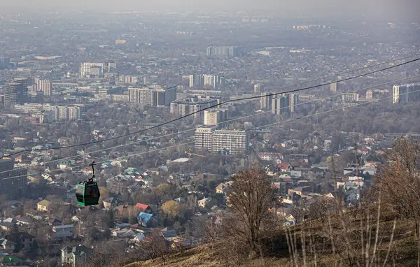 Bulutlu Şehrin Üzerinde Kablo Araba