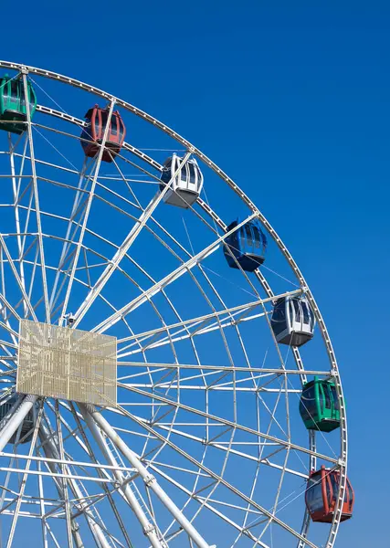 Renkli Dönme dolap Açık Mavi Gökyüzü