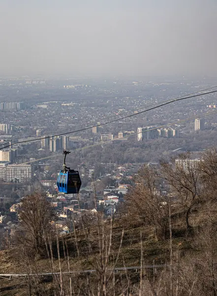 Puslu Şehre Bakan Kablolu Araba
