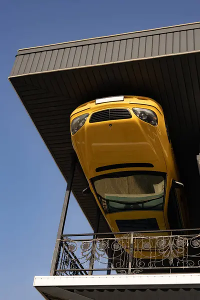 Balkon Binasında Sarı Araba Görünümü