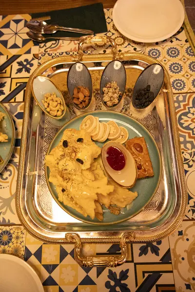 Tepside Çeşitli Doğulu Tatlılar