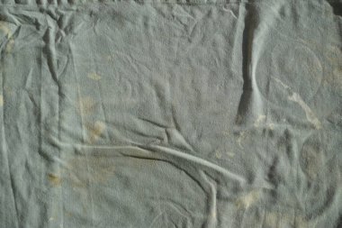 Kahverengi lekeli eski, yırtık pırtık bir kumaşın dokusu. Kirli kumaş Grunge, siyah arka plandaki yırtık paçavraya zarar vermiş. Boşluğu kopyala