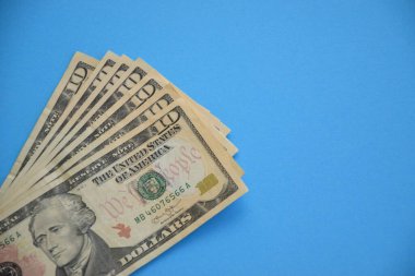 Mavi arka planda 10 dolarlık banknotlar. Yakın plan.
