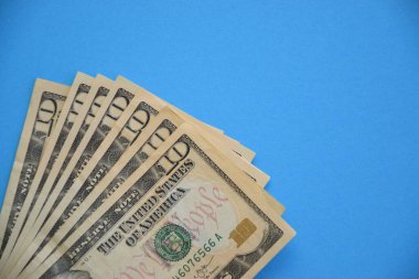 Mavi arka planda 10 dolarlık banknotlar. Yakın plan.