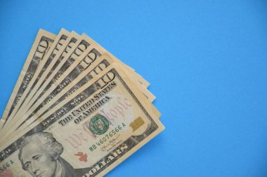 Mavi arka planda 10 dolarlık banknotlar. Yakın plan.