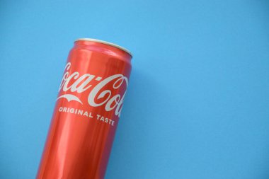 KHARKIV, UKRAINE - 20 HAZİRAN 2024 Dünyaca ünlü Coca Cola meşrubat markası
