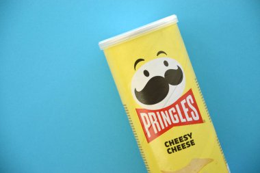 KHARKIV, UKRAINE - 20 HAZİRAN 2024 Dünyaca ünlü Pringles cipsi tüpü