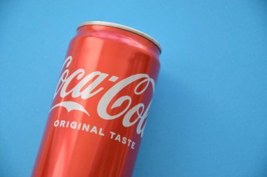 KHARKIV, UKRAINE - 20 HAZİRAN 2024 Dünyaca ünlü Coca Cola meşrubat markası