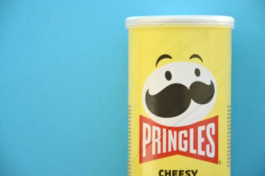 KHARKIV, UKRAINE - 20 HAZİRAN 2024 Dünyaca ünlü Pringles cipsi tüpü