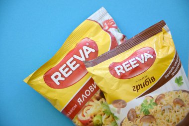 KHARKIV, UKRAINE - 20 HAZİRAN 2024 Ukraynalı iki paket Reeva marka hazır erişte üreticisi
