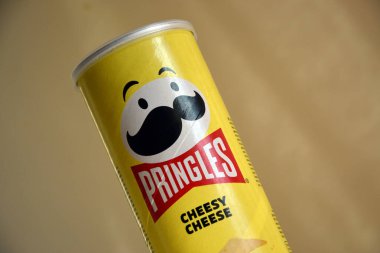 KHARKIV, UKRAINE - 20 HAZİRAN 2024 Dünyaca ünlü Pringles cipsi tüpü