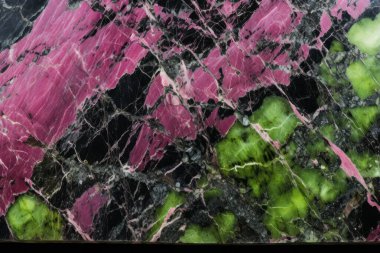 Zoisite tanzanit taşından işlenmiş kolaj mor ve yeşil doku. Pankart, arkaplan veya 3B haritalama için doku