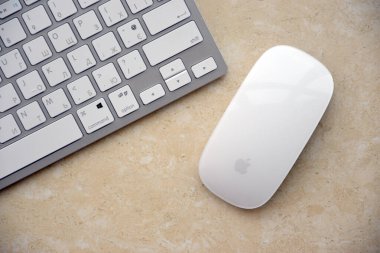 KHARKIV, UKRAINE - 2 Şubat 2024 Apple Magic Mouse ve gümüş klavye mermer arka planda yakın plan
