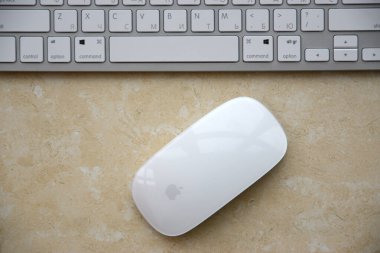 KHARKIV, UKRAINE - 2 Şubat 2024 Apple Magic Mouse ve gümüş klavye mermer arka planda yakın plan