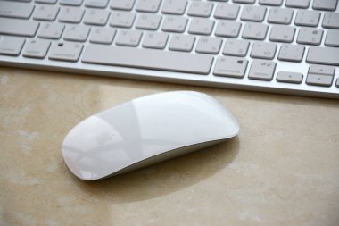 KHARKIV, UKRAINE - 2 Şubat 2024 Apple Magic Mouse ve gümüş klavye mermer arka planda yakın plan