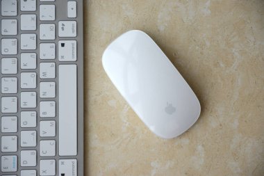 KHARKIV, UKRAINE - 2 Şubat 2024 Apple Magic Mouse ve gümüş klavye mermer arka planda yakın plan