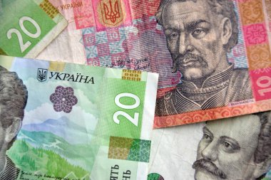 Ukrayna 'nın işlenmiş Hryvnia UAH kolajı banknotların dokusunu destekler. Pankart, arkaplan veya 3B haritalama için doku