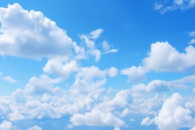 Bulutlu açık mavi gökyüzü dokusunun işlenmiş kolajı. Pankart, arkaplan veya 3B haritalama için doku