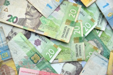 Ukrayna 'nın işlenmiş Hryvnia UAH kolajı banknotların dokusunu destekler. Pankart, arkaplan veya 3B haritalama için doku